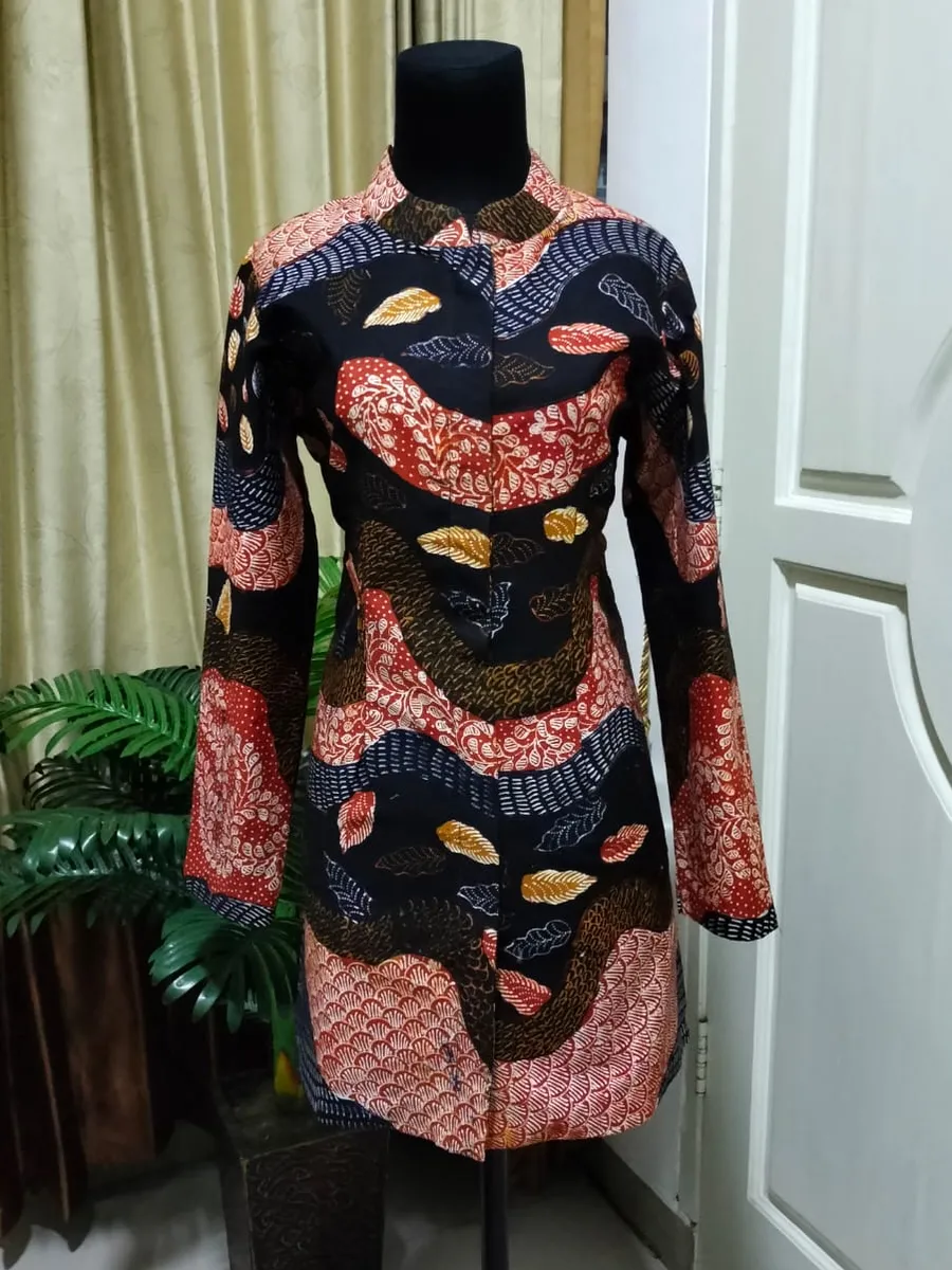 Dress batik pesanan custom selesai dijahit, dipajang di manekin
