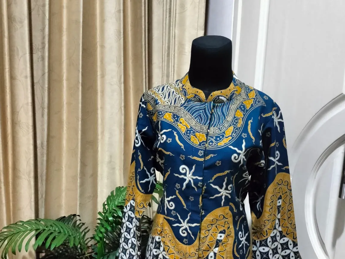 Tunik batik biru dan emas kombinasi motif parang