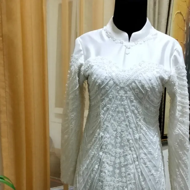 Detail payet dan bordir pada gaun putih hasil jahitan