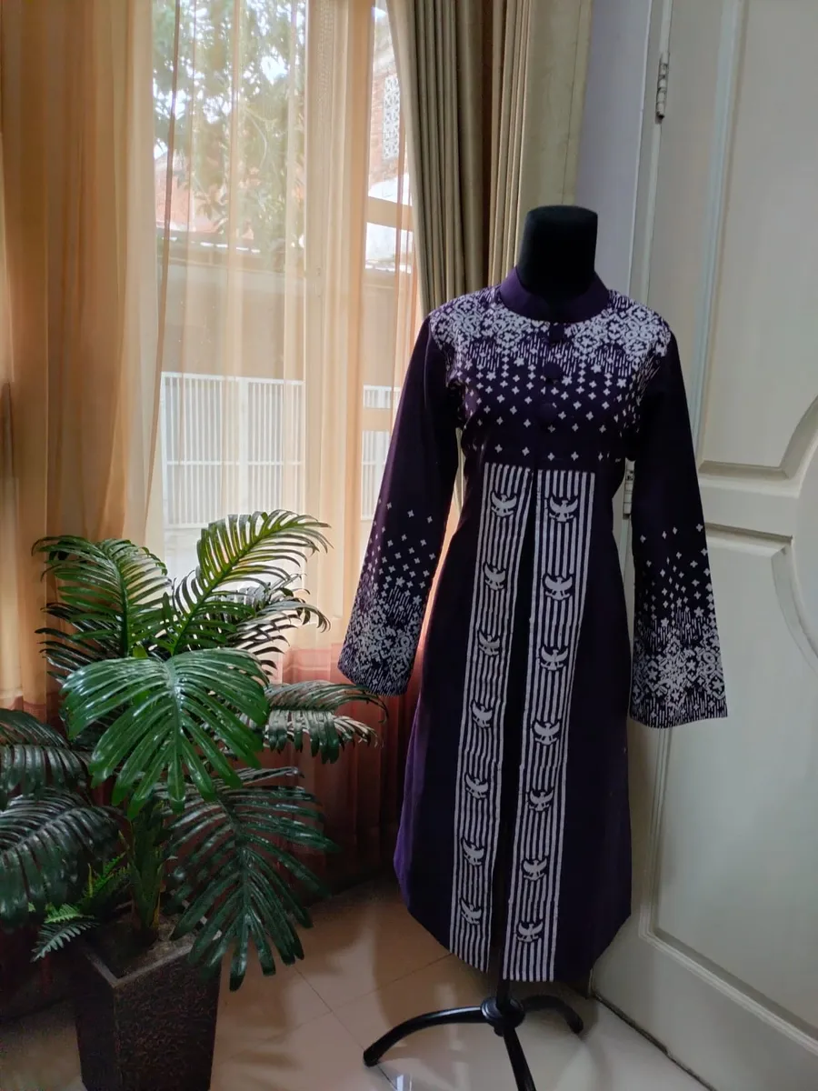 Gamis ungu dengan bordir putih hasil jahitan SiJahit
