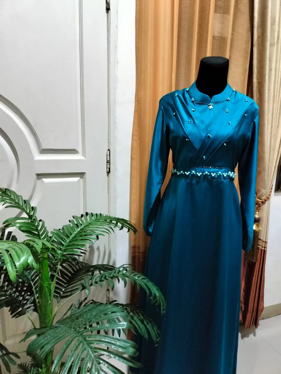 Gaun satin teal dengan detail payet di pinggang