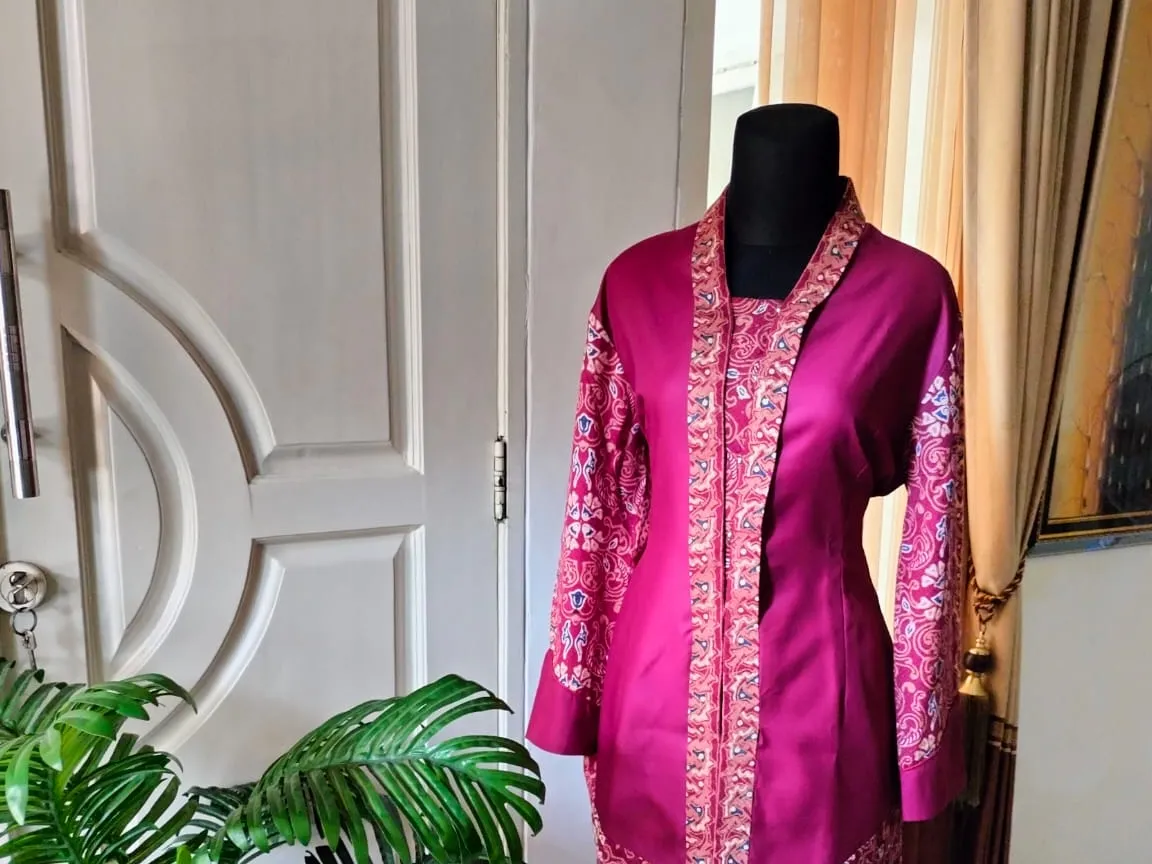 Setelan kebaya magenta dengan rok batik