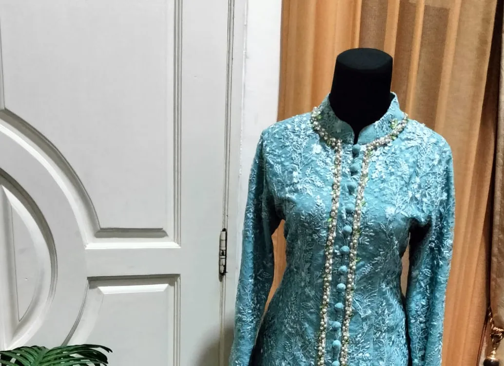 Detail kebaya renda biru muda dengan payet hasil pengerjaan SiJahit
