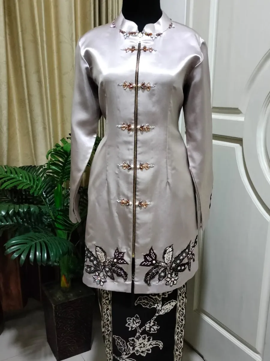 Kebaya satin champagne dengan kancing sengkelit hasil jahitan SiJahit, dipadukan rok batik
